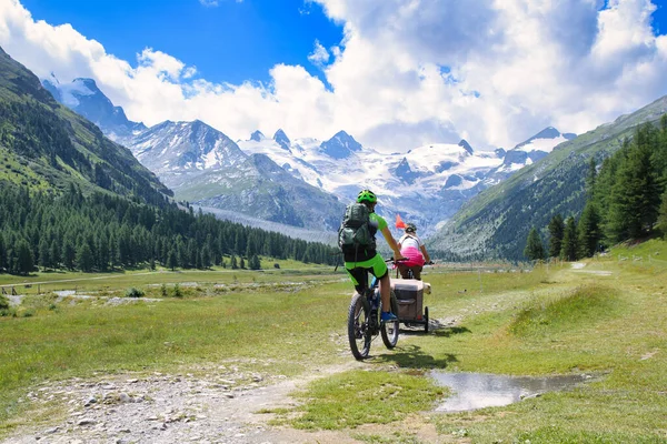 Familie Fietstocht Met Kinderwagen Zwitserse Alpen — Stockfoto