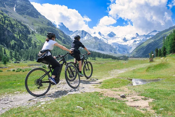 Deux Amies Lors Une Excursion Vélo Dans Les Alpes Suisses — Photo