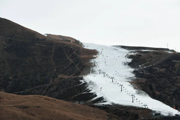 Skidbacke Med Endast Konstgjord Snö Torr Vinter — Stockfoto