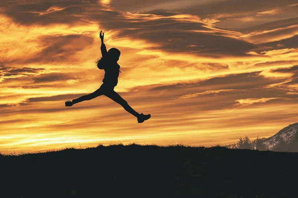 Uma Divisão Céu Durante Uma Corrida Natureza Uma Jovem Silhueta — Fotografia de Stock