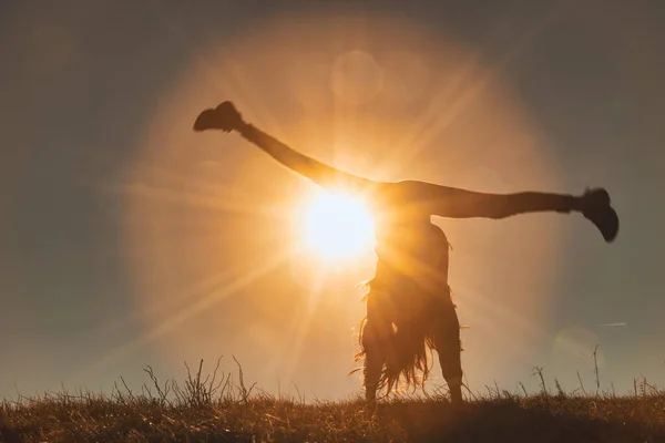 Ein Kleines Mädchen Sitzt Steuer Mit Der Sonne Hintergrund — Stockfoto