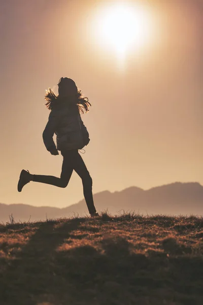 Meadows Koşuyor Silüet Içinde Küçük Bir Kız — Stok fotoğraf