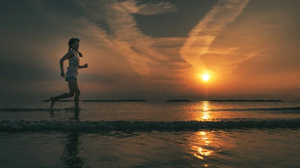 Corriendo Por Mar Cerca Playa Amanecer — Foto de Stock