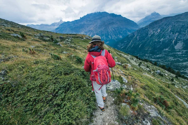 Een Volwassen Vrouw Die Alleen Bergen Loopt — Stockfoto