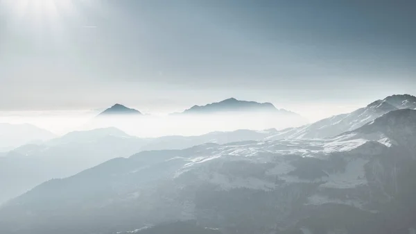 Bergen Met Verre Lijnmist Een Abstract Landschap — Stockfoto