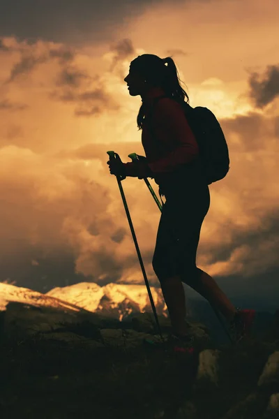 Caminar Peregrinación Religiosa Por Las Montañas Una Mujer Joven — Foto de Stock