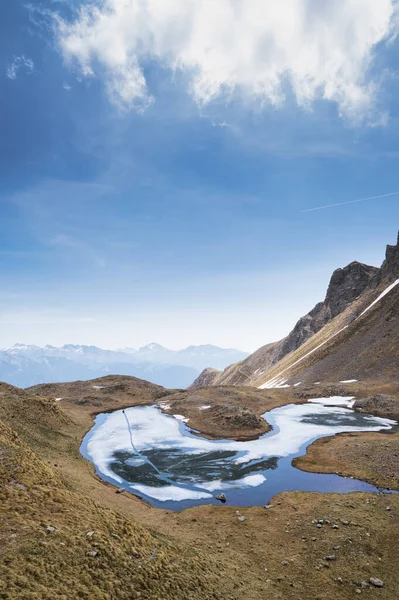 Primavera Pequeño Lago Montaña Con Último Hielo — Foto de Stock