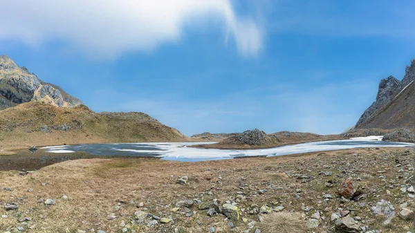 春の山の湖の上の最後の氷 — ストック写真