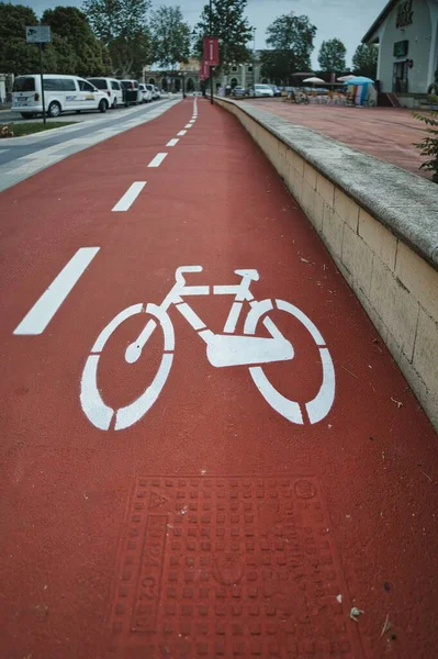 Знак Велосипедной Дорожки Выделенной Дорожке Рубиново Красным Цветом Фона — стоковое фото