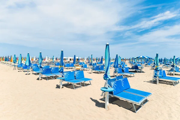 Strand Olasz Riviérán Napozóágyakkal Esernyőkkel Körülvéve — Stock Fotó
