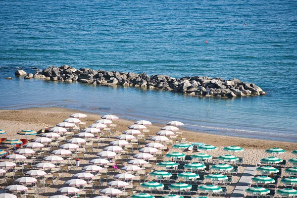 Sziklás Sziklák Közelében Strand Adriai Tenger Olaszországban — Stock Fotó