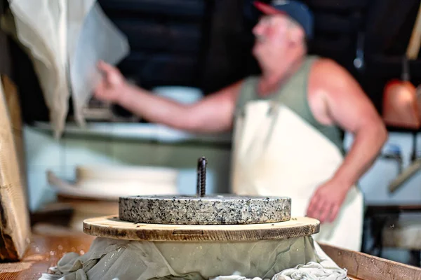 Местное Производство Сыра Давление Создания Типичной Формы Сыра Горы Бергамо — стоковое фото