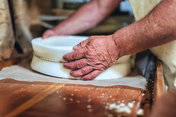 Руки Пастуха Приготовлении Типичного Северного Итальянского Сыра Веревкой Создания Классической — стоковое фото