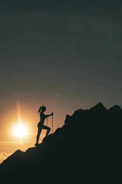 Silhouette Woman Mountain Jumping Poles Colorful Sunset — Stock Photo, Image