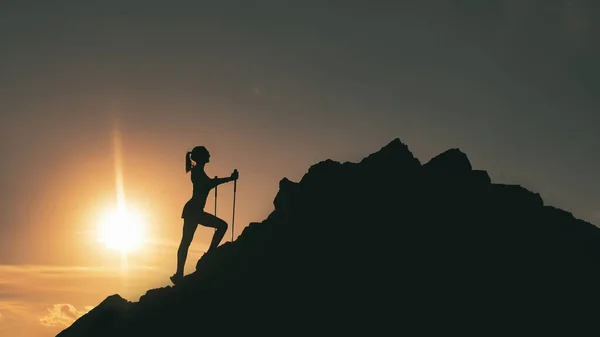 Silhouette Woman Mountain Jumping Poles Colorful Sunset — Stock Photo, Image