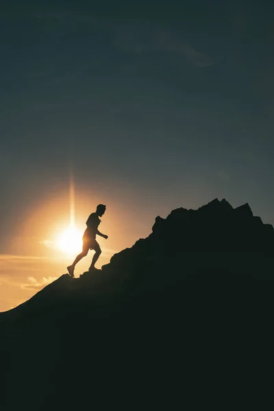 Colorful Mountain Sunset Man Running Rocks Ridge — Foto Stock