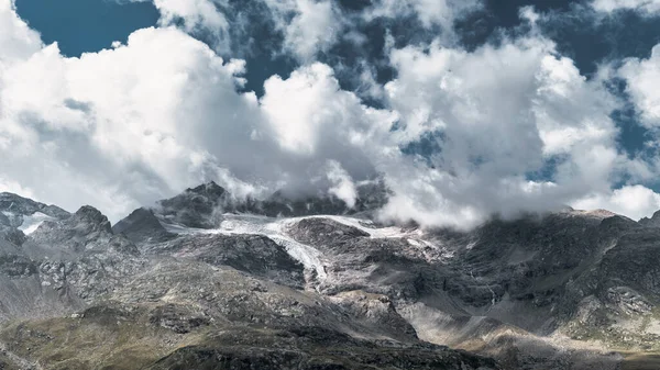 氷河と山の尾根上の移動雲とスイスアルプス — ストック写真