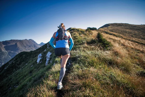 Vrouw Sportieve Berg Lopen Atleet Heuvelrug Van Weide — Stockfoto
