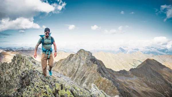 Homem Cumes Alpinos Nas Montanhas Norte Itália — Fotografia de Stock