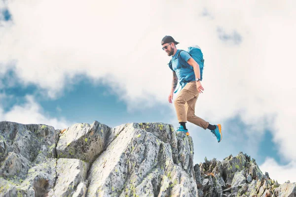 男はイタリアアルプスの山の岩の間を歩く — ストック写真