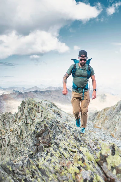 Homem Cumes Alpinos Nas Montanhas Norte Itália — Fotografia de Stock