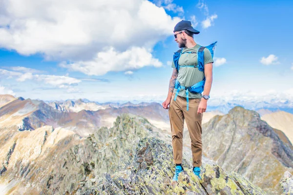 イタリアアルプスの山の上の男 — ストック写真
