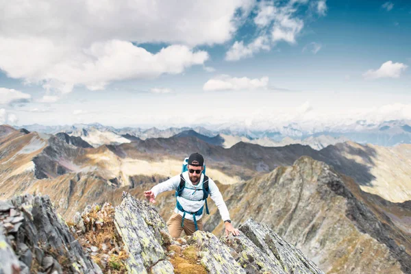 Homme Dans Désert Montagne Sur Les Alpes Italiennes — Photo