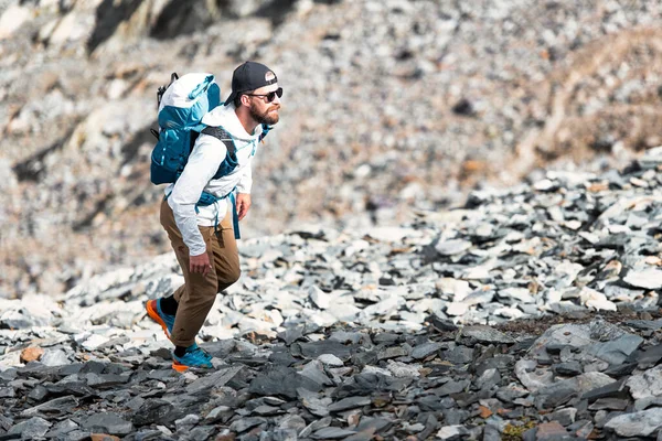 Man Alleen Tijdens Een Bergwandeling Italiaanse Bergen — Stockfoto