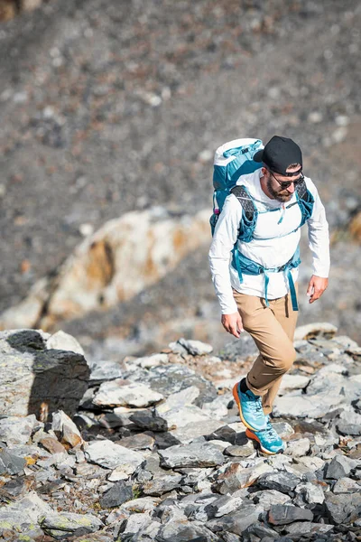 Loopt Een Man Tussen Stenen Bergen Italiaanse Alpen — Stockfoto