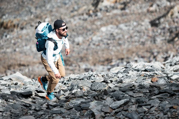 イタリアアルプスでの高山トレッキング中の男 — ストック写真