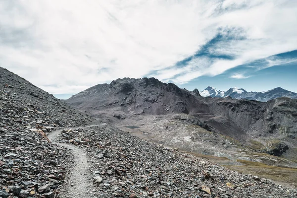 Weg Durch Steiniges Gelände Den Schweizer Bergen Hintergrund Der Bernina — Stockfoto