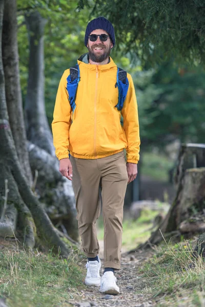 Genç Sporcu Adam Gülümseyerek Doğa Yolunda Yürüyor — Stok fotoğraf