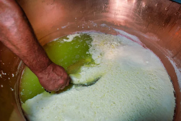 Подготовка Типичного Северного Итальянского Сыра Большом Котле — стоковое фото