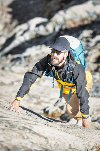 困難な山のハイキングの間の男は岩の通路に取り組む — ストック写真