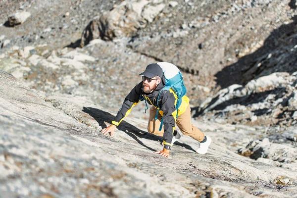 若い男は山に一人で岩に登る — ストック写真