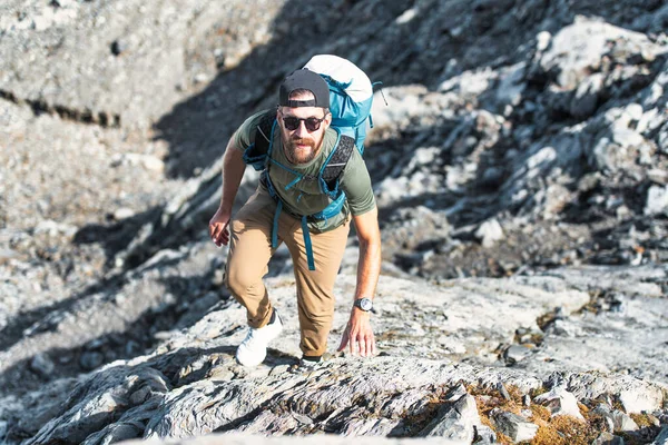 Man Alleen Tijdens Een Bergwandeling Met Rotsachtige Passage — Stockfoto