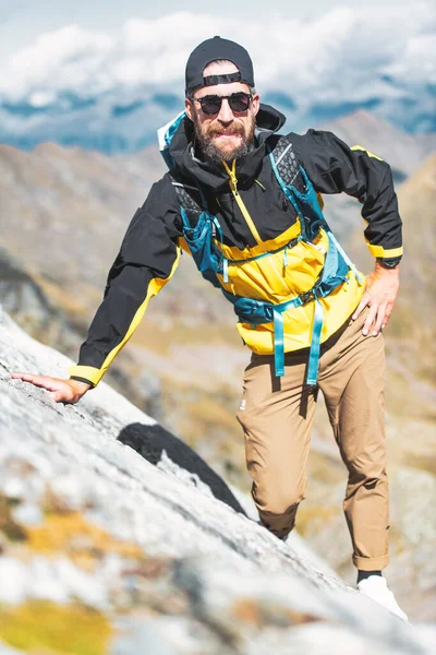Retrato Homem Com Explorador Barba Nas Montanhas — Fotografia de Stock