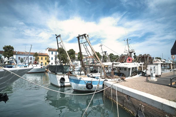 Barcos Amarrados Cerca Del Canal Puerto Rimini Sobre Mar Adriático —  Fotos de Stock