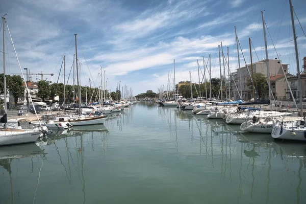 Barcos Amarrados Largo Del Puerto Del Canal Rimini Mar Adriático —  Fotos de Stock
