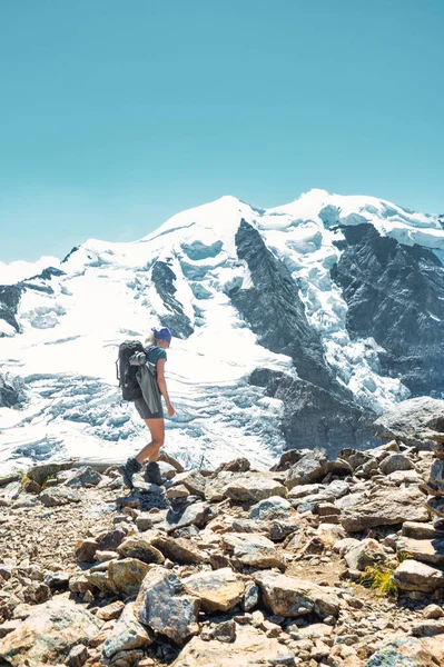 Een Vrouw Tijdens Een Tocht Grote Hoogte Zwitserse Alpen — Stockfoto