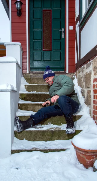 erkek slip üzerinde kar kaplı merdivenler