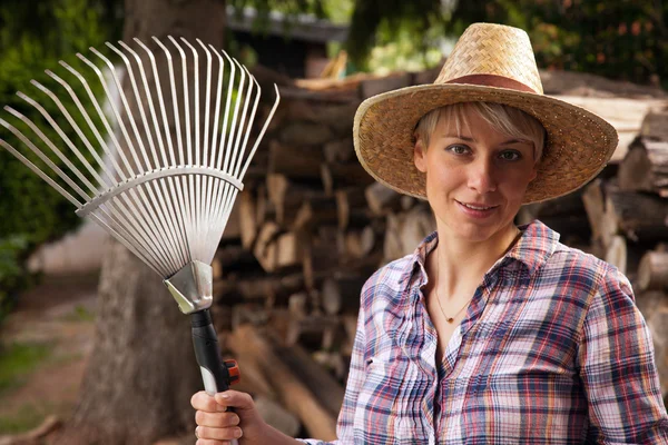 Frau im Garten — Stockfoto