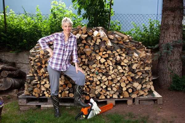 Woman with fire wood — Stock Photo, Image