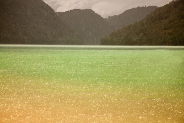 Regn på sjön berg — Stockfoto