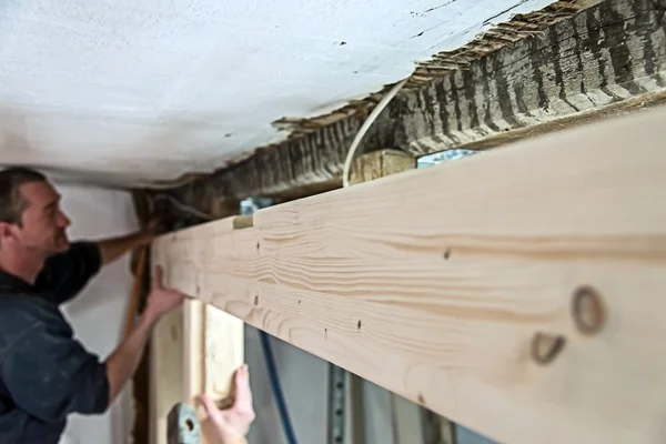 ahşap çerçeve içinde yeni bir ev bina işçisi