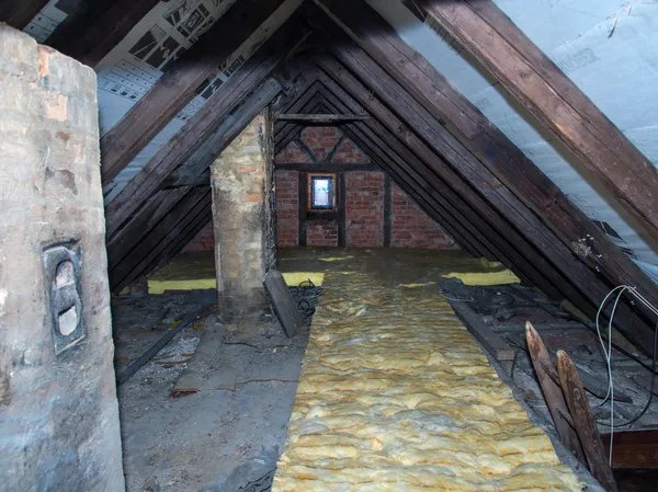 Alter Dachboden eines Hauses — Stockfoto