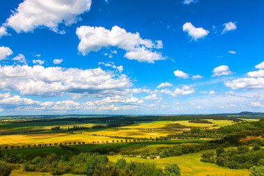 resimsel alan ve mavi gökyüzü