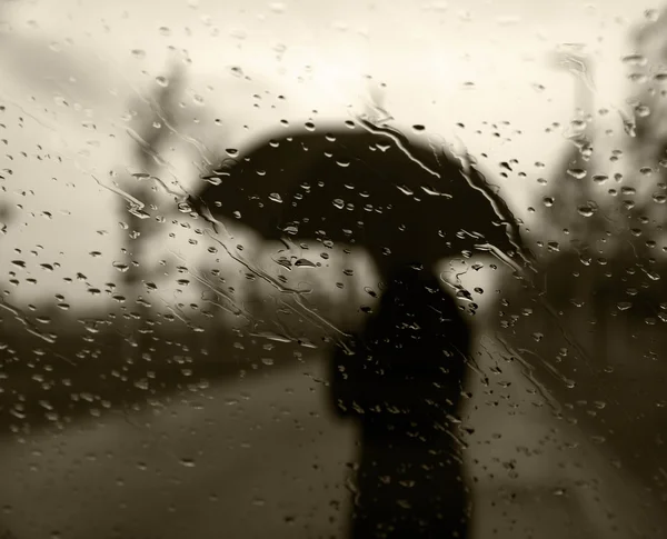 Silhouette unter einem Regenschirm Stockfoto