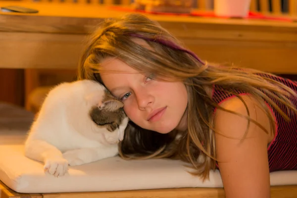 Fille avec chat Images De Stock Libres De Droits