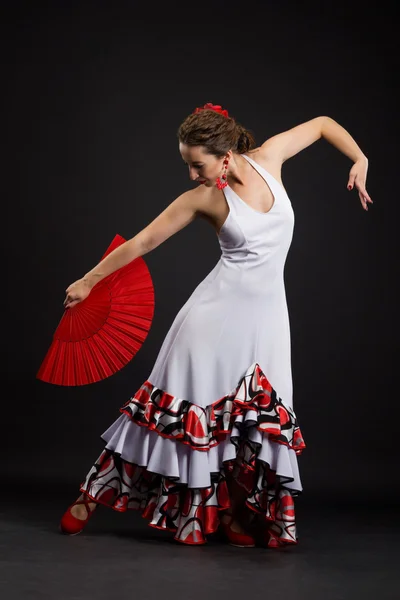 Femme espagnole dansant le flamenco sur noir — Photo